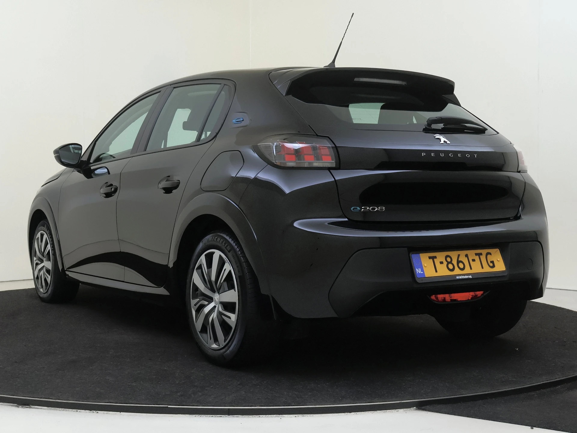 Peugeot e-208
