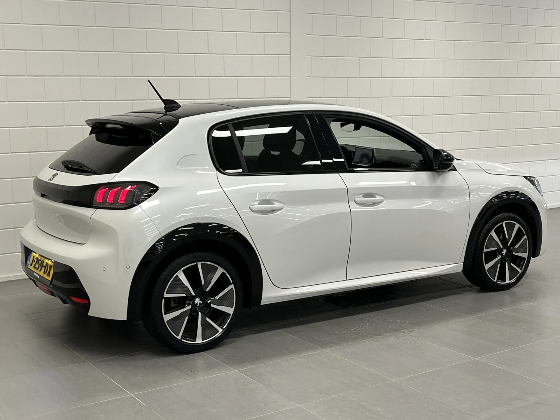 Peugeot e-208
