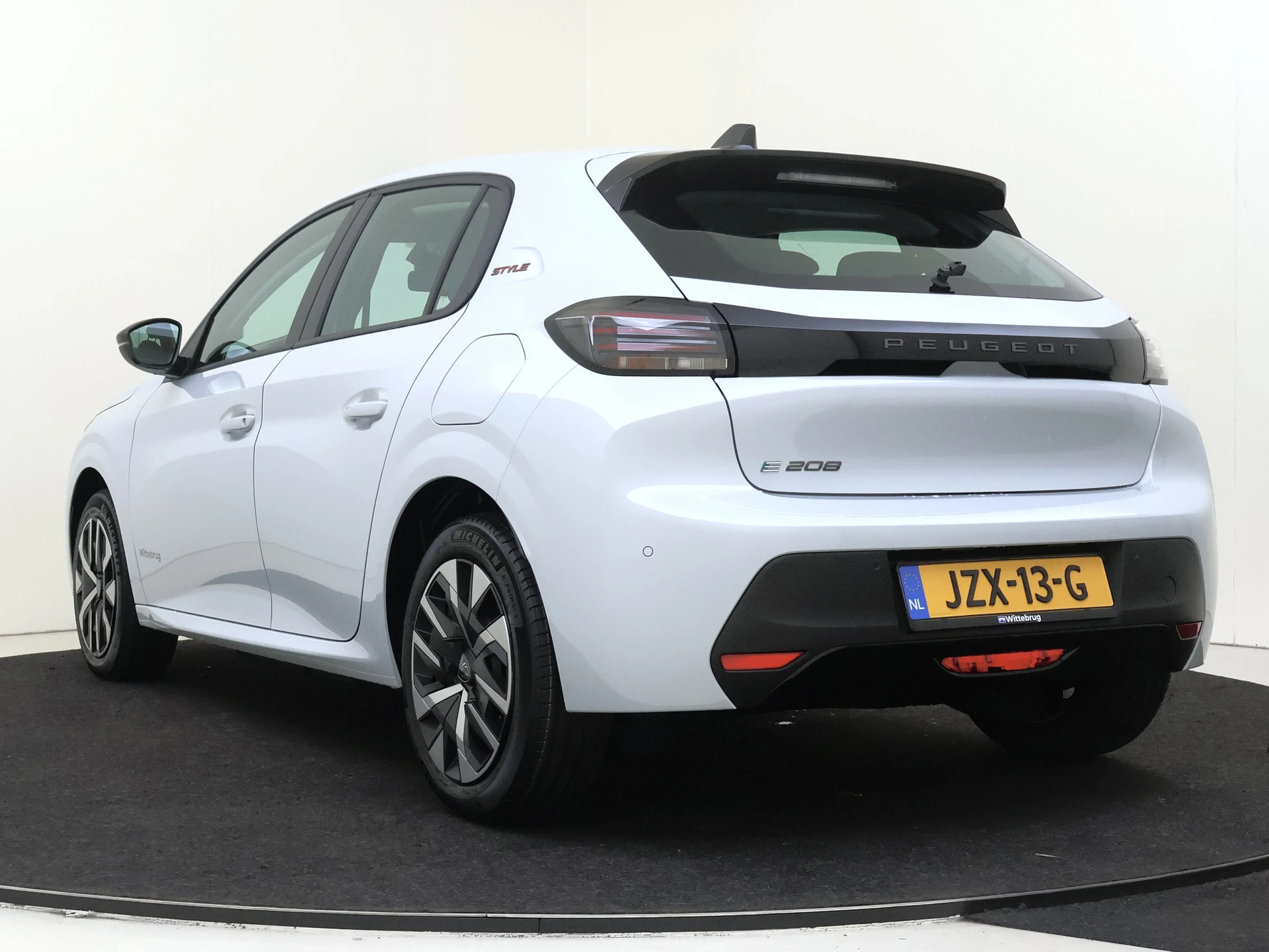 Peugeot e-208
