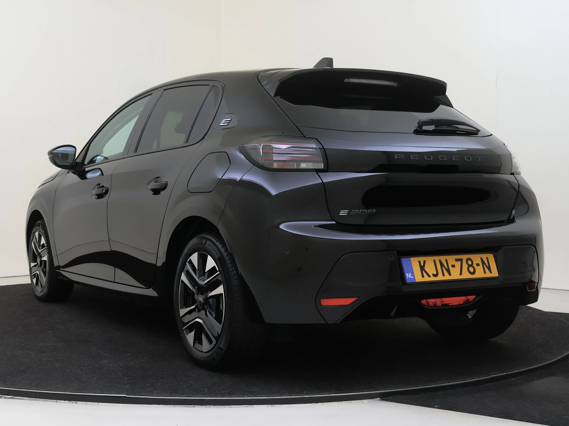Peugeot e-208