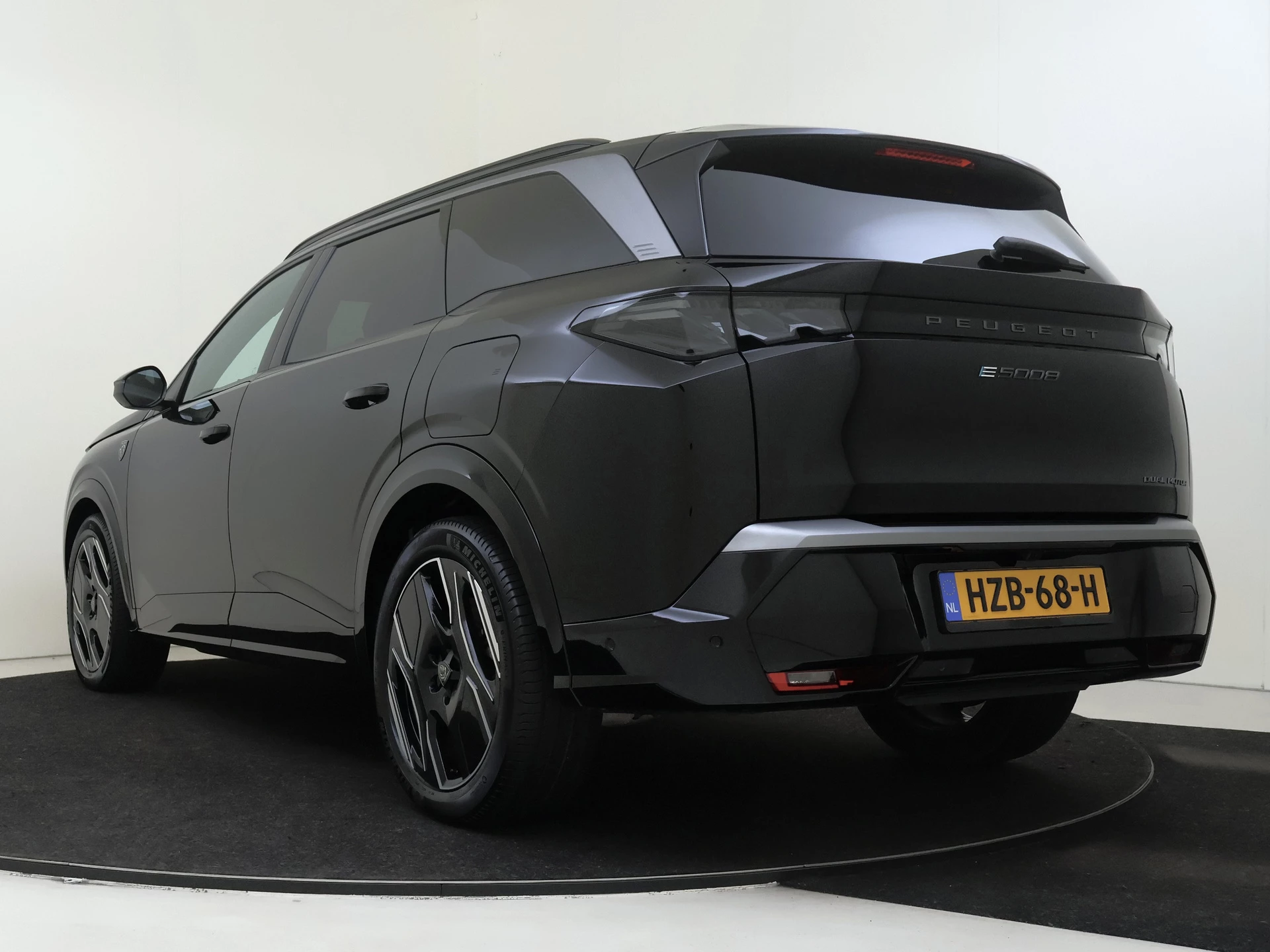 Peugeot e-5008