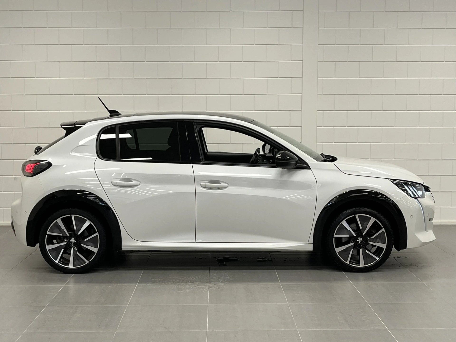 Peugeot e-208