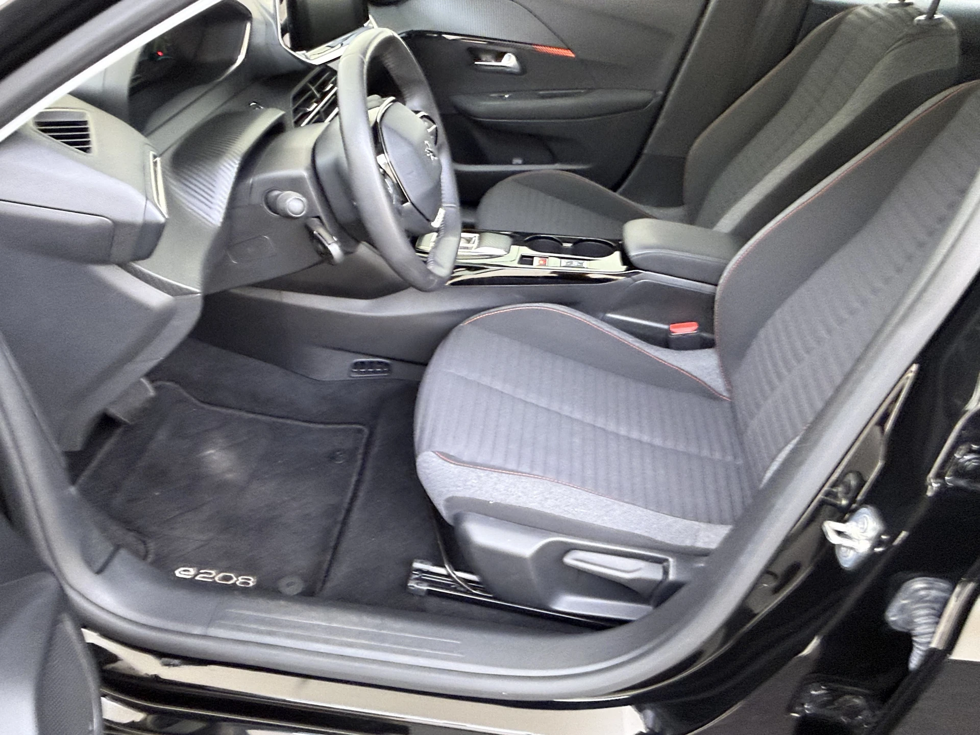 Peugeot e-208